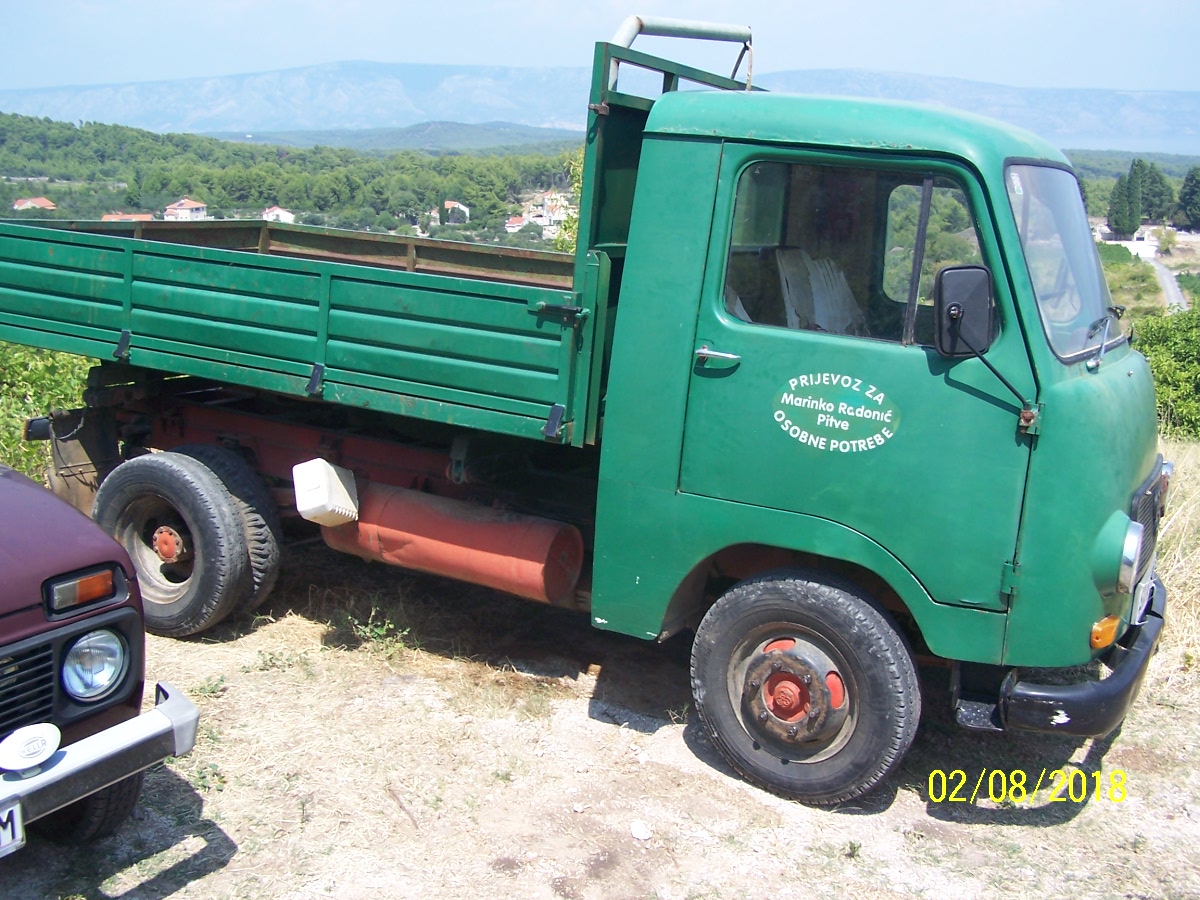 oud Kroatisch vrachtwagentje (let op de tankdop)